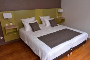 GrussenheimにあるGîte du Soleil - close to Europa-Parkの緑と黄色の壁の寝室にある大きなベッド