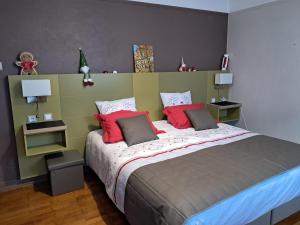 GrussenheimにあるGîte du Soleil - close to Europa-Parkのベッドルーム1室(大型ベッド1台、赤い枕付)