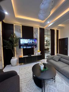 Μια τηλεόραση ή/και κέντρο ψυχαγωγίας στο May grid