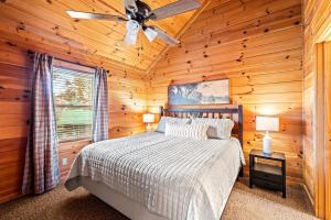 Postel nebo postele na pokoji v ubytování Spacious 4BR 4BA w Hot tub, Wi-Fi, HOA Pool, Pets + 29 fotografií