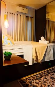 une pièce avec une table et une table blanche sidx sidx dans l'établissement Rubi casa de temporada 2, à Sao Jose do Rio Preto