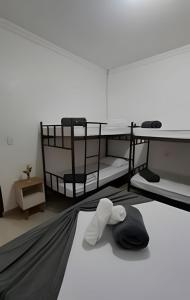 a room with two bunk beds and a hat on the floor at Casa confortável com piscina e área para churrasco in Sao Jose do Rio Preto +65 photos
