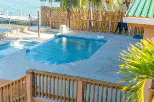 Bazén v ubytování Wikkid Resort nebo v jeho okolí