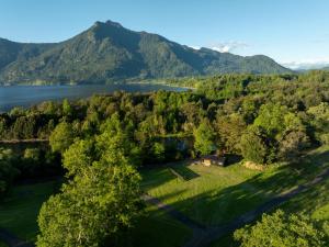eine Luftansicht auf einen See und die Berge in der Unterkunft Cabañas Parque Futangue in Lago Ranco