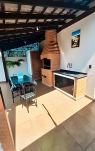 Il comprend un salon décloisonné avec une table et une cuisine. dans l'établissement Rubi casa de temporada 2, à Sao Jose do Rio Preto 69 autres photos