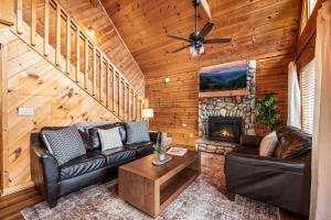 Posezení v ubytování Spacious 4BR 4BA w Hot tub, Wi-Fi, HOA Pool, Pets