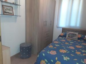 une chambre avec un lit recouvert d'une couette bleue dans l'établissement Casa Celita, à Poio