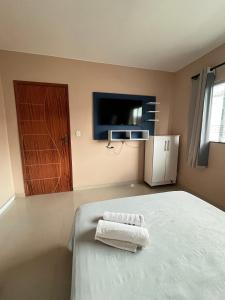 une chambre avec un lit avec deux serviettes dessus dans l'établissement Acomodação para COP30, à Belém