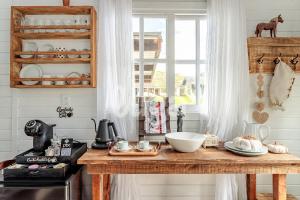 a kitchen with a wooden table with a bowl on it at Cabana Coração: Romantismo, Banheira e Natureza in Gaspar Alto