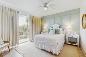 ein weißes Schlafzimmer mit einem Bett und einem Fenster in der Unterkunft High Pointe 2221 in Inlet Beach + 36 Fotos