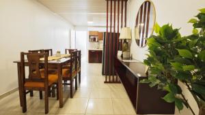 a kitchen and dining room with a table and chairs at Casa Sambola in Tortuguero