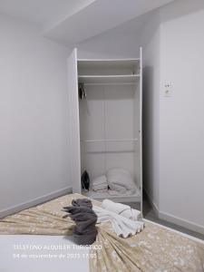 een kamer met een kast met handdoeken op de vloer bij Apartamento 2 habitaciones con Terraza Malaga in Málaga