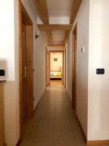 - un couloir dans une chambre dotée de plafonds en bois dans l'établissement Ca' Stella, à Castello-Molina di Fiemme