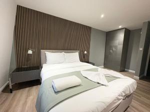 Postel nebo postele na pokoji v ubytování Fonthill Aparts