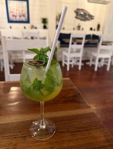 西区West end inn的一杯饮料,一杯杯装在桌子上 更多11张照片