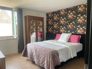 Un dormitorio con una cama con almohadas rosas y blancas. en Château de labatut, en Tourrenquets 21 fotos más