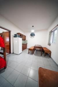 eine Küche mit einem weißen Kühlschrank und einem Tisch in der Unterkunft DTOS Villa del Lago in Villa Carlos Paz + 14 Fotos