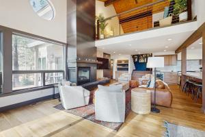 - un salon avec une cheminée et des chaises blanches dans l'établissement Bennett Flat Adventure, à Truckee