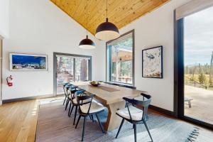 une salle à manger avec une table et des chaises en bois dans l'établissement Bennett Flat Adventure, à Truckee