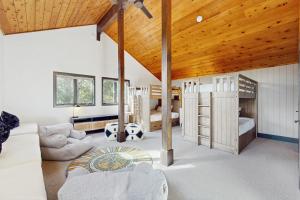 un salon avec un plafond voûté avec des plafonds en bois dans l'établissement Bennett Flat Adventure, à Truckee