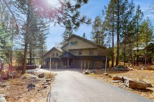 une maison au milieu d'une route dans l'établissement Bennett Flat Adventure, à Truckee
