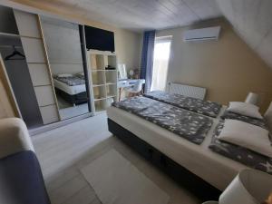 Postel nebo postele na pokoji v ubytování Sarkcsillag Vendégház