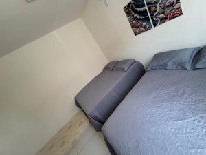 a small bedroom with a bed and a picture on the wall at Casa Delta 187 in Parnaíba