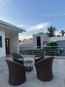 a group of chairs and a table on a balcony at Varanda das araras in Manaus