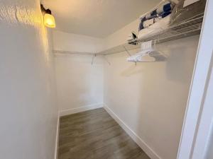 una stanza vuota con un armadio con le scarpe su uno scaffale di The Collection # 4 a Bradenton