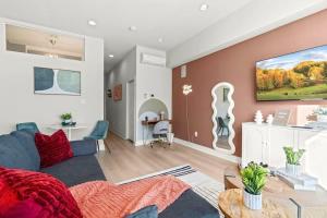 een woonkamer met een bank en een tafel bij Modern 4BR City Escape Steps to MET & Subway Rooftop View in Philadelphia