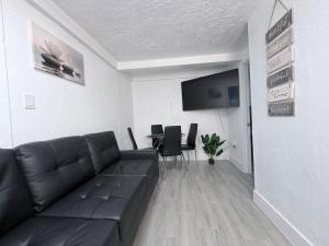 un soggiorno con un divano nero e un tavolo di The Collection # 4 a Bradenton