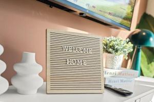 een boek bovenop een tafel met een vaas bij Modern 4BR City Escape Steps to MET & Subway Rooftop View in Philadelphia +60 foto's