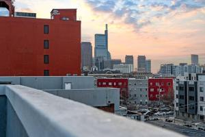 een uitzicht op de skyline van de stad met gebouwen bij Modern 4BR City Escape Steps to MET & Subway Rooftop View in Philadelphia