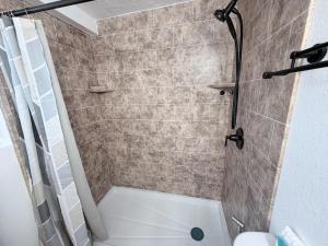 un bagno con doccia e WC di The Collection # 4 a Bradenton Altre 6 foto