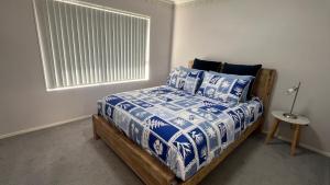 Voodi või voodid majutusasutuse Family friendly Home with views of Manukau and Auckland city toas