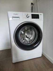 eine weiße Waschmaschine und ein Trockner in einem Zimmer in der Unterkunft Natuurhuisje Hellendoorn in Haarle