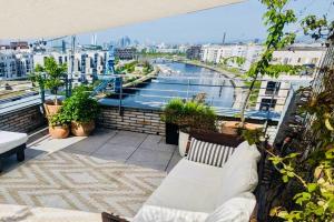 Μπαλκόνι ή βεράντα στο Stylish Riverfront Penthouse with Skyline View
