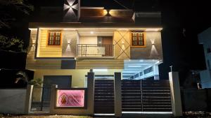 ein Haus mit einer Treppe in der Nacht in der Unterkunft Entire 2bhk Premium Home - Kumbha Nivas Homestay in Kumbakonam