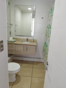 Ένα μπάνιο στο departamento en el centro de iquique familiar