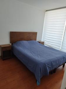 Ένα ή περισσότερα κρεβάτια σε δωμάτιο στο departamento en el centro de iquique familiar