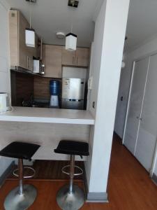 Η κουζίνα ή μικρή κουζίνα στο departamento en el centro de iquique familiar