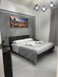 a bedroom with a large bed and a picture on the wall at D'Aversa Rooms in Marineo
