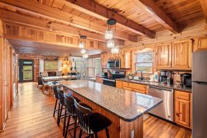 Kuchyň nebo kuchyňský kout v ubytování Spacious 4BR 4BA w Hot tub, Wi-Fi, HOA Pool, Pets