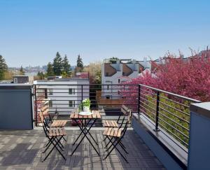 a patio with chairs and a table on a balcony at Modern Townhome with Lakeview in Seattle