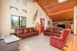 ヨセミテ・ウェストにあるYosemite Crossroadsのリビングルーム(革張りのソファ、テレビ付)