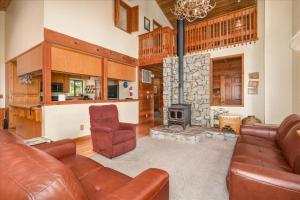 ヨセミテ・ウェストにあるYosemite Crossroadsのソファと暖炉のあるリビングルーム