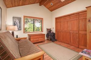 ヨセミテ・ウェストにあるYosemite Crossroadsの大きな木製のドアと椅子に座っている人がいるリビングルーム