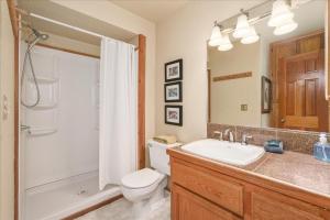 ヨセミテ・ウェストにあるYosemite Crossroadsのトイレ、洗面台、シャワー付きのバスルーム +14枚の写真