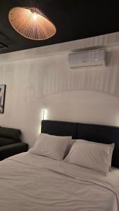 Una cama o camas en una habitación de Botanica Noir Jacuzzi Valaoritou 13 fotos más