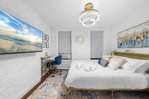 Ένα ή περισσότερα κρεβάτια σε δωμάτιο στο LuXE & TREnDY 2BR 1BA Heart of Lower Manhattan 30 Day Minimum